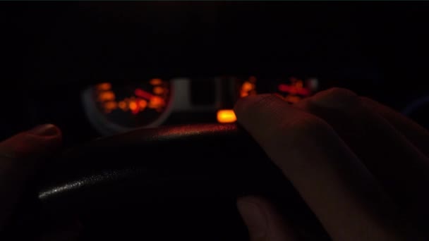 Un uomo che guida di notte. 4K primo piano colpo di mani sul volante, vista dall'alto — Video Stock