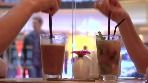 Muž a žena mají své studené nápoje v kavárně proti velké okno. 4k zblízka střílel — Stock video