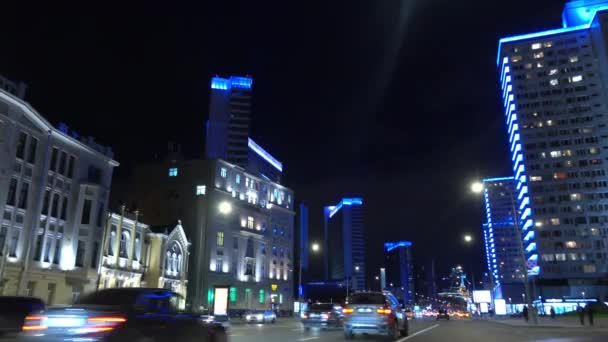 Μόσχα, Ρωσία -, 13 Σεπτεμβρίου. Ακριβό περιοχή της Novy Arbat δρόμο τη νύχτα. Οδική κυκλοφορία και η πόλη φώτα στο κέντρο. 4k ευρύ πλάνο — Αρχείο Βίντεο