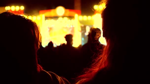 Spectacle nocturne et public. Des couleurs orange. 4K bokeh fond tourné — Video