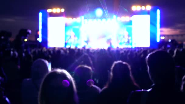 Blurred singer performing and audience at live show. Slow motion background bokeh shot — Stock Video
