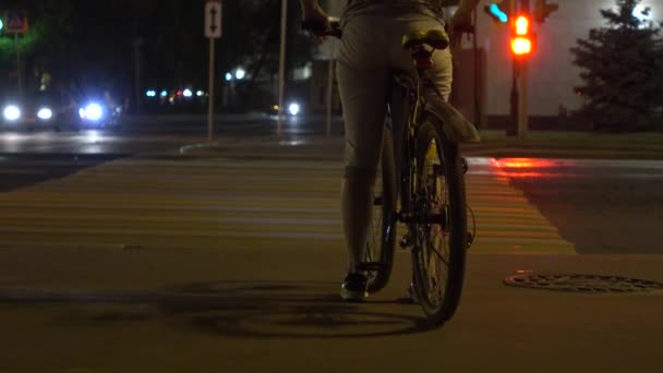 Stojąc na czerwonym świetle na przejściu dla pieszych kobiet rowerzysta. Sygnalizacja świetlna. 4k strzał — Wideo stockowe
