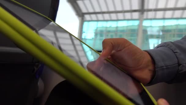 Hombre usando su tableta en el tren. 4K primer plano de vídeo — Vídeos de Stock