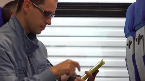 Personas que usan tableta y teléfono móvil en el tren. Vídeo 4K — Vídeo de stock