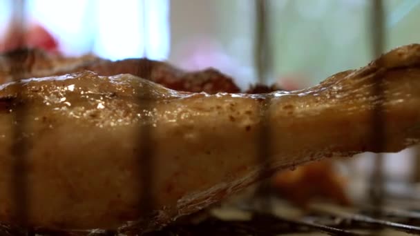 Cozinhar carne de frango com queimador de alimentos. 4K close up de vídeo — Vídeo de Stock