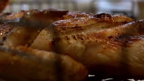 Acabamento de carne de frango frito com queimador de alimentos. 4K close up de vídeo — Vídeo de Stock