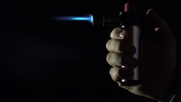 Queimador de gás em ação contra fundo preto. 4K close-up tiro — Vídeo de Stock