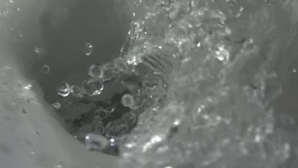 Super câmera lenta tiro de água a ser lavado em um vaso sanitário, 500 fps — Vídeo de Stock