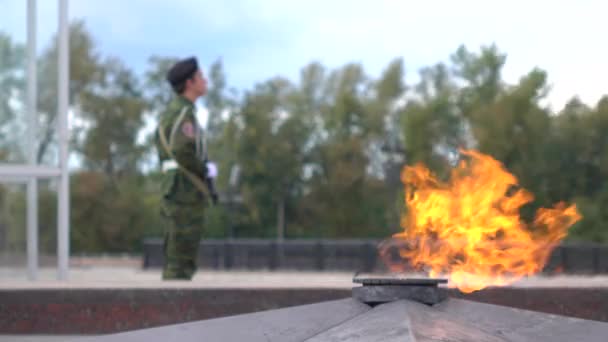 Guardia irreconocible con rifle de asalto y memorial de llama eterna de la Segunda Guerra Mundial en Moscú. Disparo 4K — Vídeos de Stock