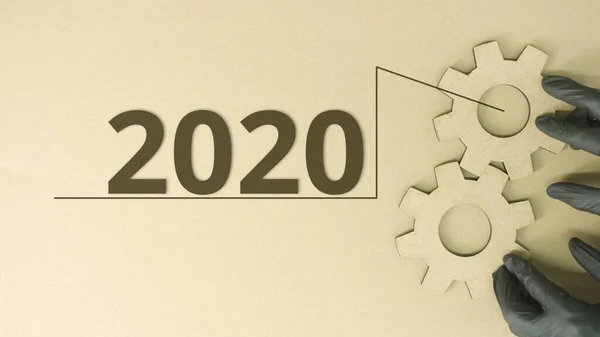 Texto 2020 y ruedas dentadas de cartón reciclado —  Fotos de Stock
