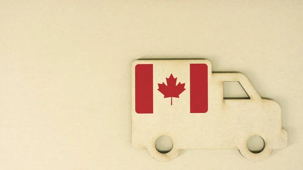 Bandeira do Canadá no ícone de caminhão de papelão reciclado, conceito de logística sustentável nacional — Fotografia de Stock
