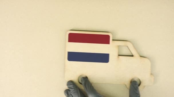 Σημαία των Κάτω Χωρών στο εικονίδιο του ανακυκλωμένου φορτηγού cardboad, εθνική έννοια βιώσιμης εφοδιαστικής — Αρχείο Βίντεο