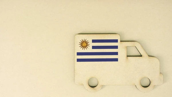Bandera de Uruguay en el icono del camión de cartón reciclado, concepto nacional de logística sostenible — Foto de Stock