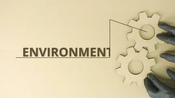 Milieutekst en gerecycleerde kartonnen tandwielen — Stockfoto