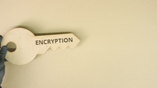 Kartonnen sleutelpictogram met ENCRYPTIetekst — Stockvideo