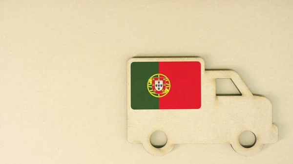 Portekiz bayrağıyla geri dönüştürülmüş karton kamyon ikonu. Ulusal sürdürülebilir ulaşım veya dağıtım kavramı — Stok fotoğraf