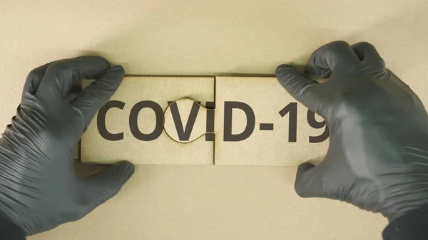 COVID-19 metin ile iki yapboz parçası düzenleniyor — Stok fotoğraf