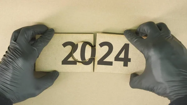 2024年硬纸板拼图上的文字 — 图库照片