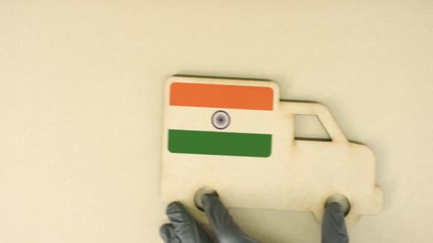 Gerecycled cardboad truck icoon met vlag van India. Nationaal concept voor duurzaam vervoer of levering — Stockvideo