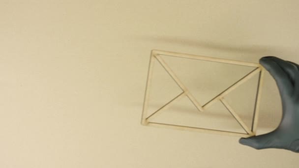 Colocando ícone envelope feito de papelão reciclado sobre a mesa. Conceito de comunicação sustentável — Vídeo de Stock