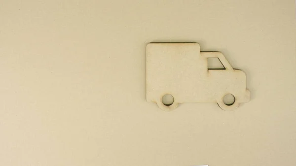 테이블 위에 판지로 만든 트럭 아이콘. 지속 가능 한 보탬이 되는 개념 — 스톡 사진