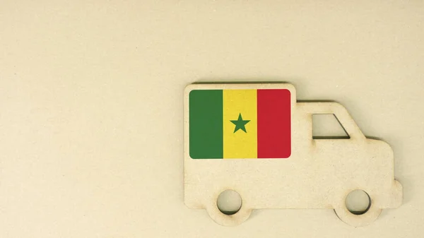 Icono de camión de cartón reciclado con bandera de Senegal. Concepto nacional de transporte o entrega sostenible — Foto de Stock