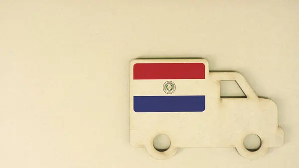 Icône camion en carton recyclé avec drapeau du Paraguay. Concept national de transport ou de livraison durable — Photo