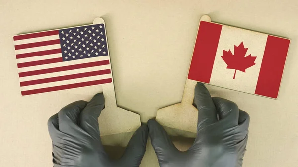 Banderas de Estados Unidos y Canadá de papel reciclado en la mesa de cartón — Foto de Stock