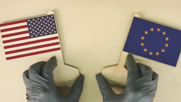 Bendera Amerika Serikat dan Uni Eropa yang terbuat dari kertas daur ulang di atas meja kardus — Stok Video