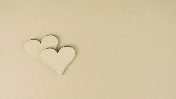 탁자 위에 판지로 만든 두 개의 심장 모양의 아이콘 — 스톡 사진