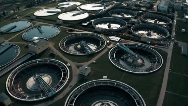 Fotografia aérea de baixa altitude de uma estação de tratamento de águas residuais — Vídeo de Stock