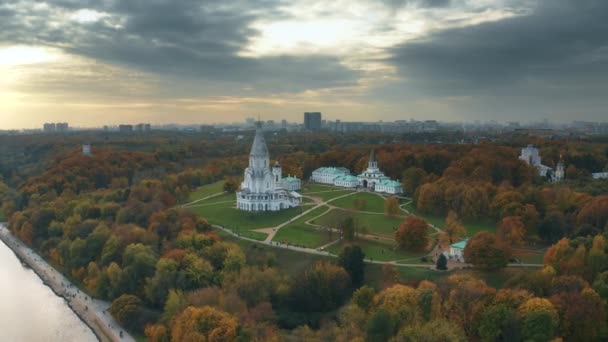 Вид с воздуха на Вознесенскую церковь в Коломенском и Москву осенью. Москва, Россия — стоковое видео