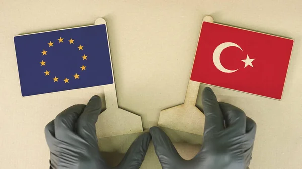 Флаги Европейского Союза и Турции из переработанной бумаги на картонном столе — стоковое фото