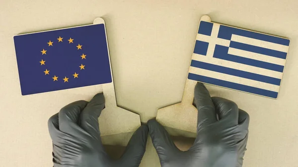 Europeiska unionens och Greklands flaggor av återvunnet papper på pappbordet — Stockfoto