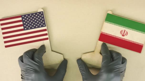 Флаги США и Ирана из переработанной бумаги на картонном столе — стоковое видео