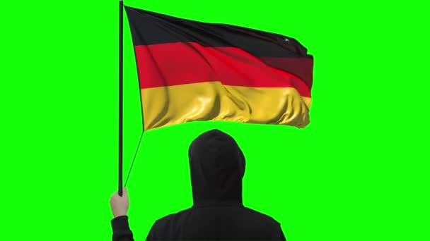 Uomo sconosciuto detiene bandiera sventolante della Germania, alfa matte — Video Stock