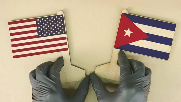 Drapeaux des États-Unis et de Cuba en papier recyclé sur la table en carton — Photo