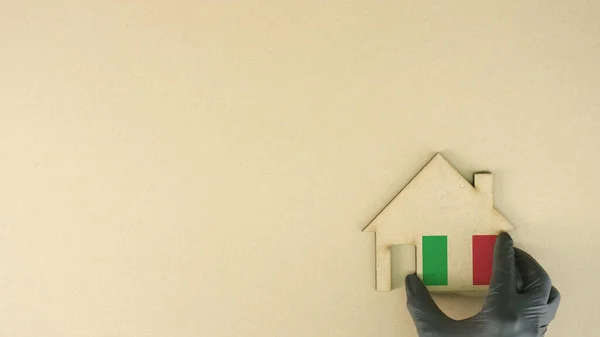 Icono de casa de cartón con bandera de Italia, concepto de mercado inmobiliario —  Fotos de Stock