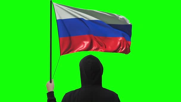 Uomo sconosciuto tiene sventolando bandiera della Russia, alfa matte — Video Stock