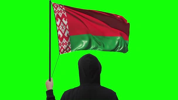 Hombre desconocido sostiene bandera de Bielorrusia, alpha matte — Vídeos de Stock