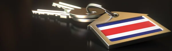 Bandiera della Costa Rica sul portachiavi con due chiavi. Concetti di affitto o residenza di case, rendering 3d — Foto Stock