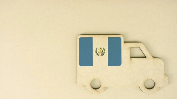 과테말라 국기가 달린 재활용 된 카드 보드 트럭 아이콘. 미국의 지속 가능 한 교통수단이나 배달 개념 — 스톡 사진