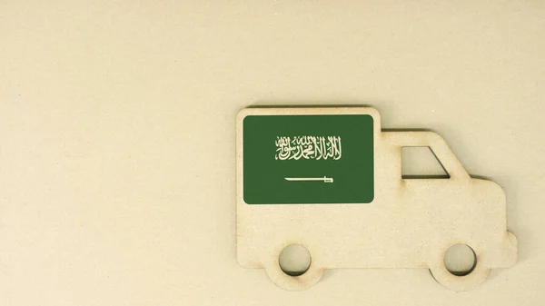 Bandera de Arabia Saudita en el icono del camión de cartón reciclado, concepto nacional de logística sostenible —  Fotos de Stock