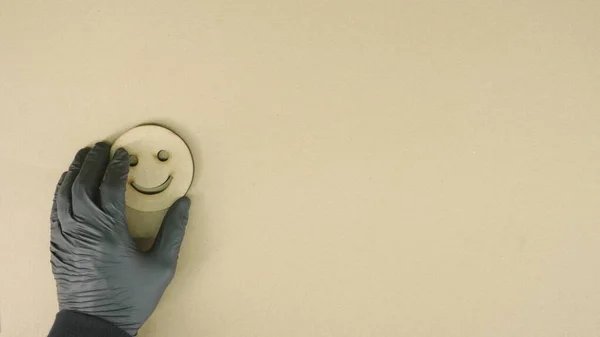Poner el icono sonriente feliz hecho de cartón reciclado sobre la mesa —  Fotos de Stock