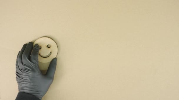 테이블 위에 재활용 된 판지로 만든 행복 한 웃는 우상을 놓는 모습 — 비디오