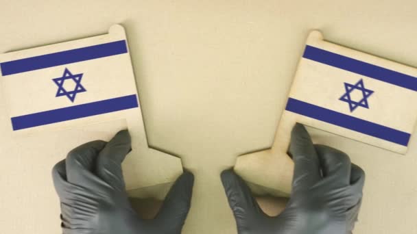Флаги Израиля из переработанной бумаги на картонном столе — стоковое видео