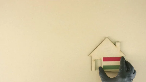 Icono de casa de cartón con bandera de Hungría, concepto de mercado inmobiliario —  Fotos de Stock