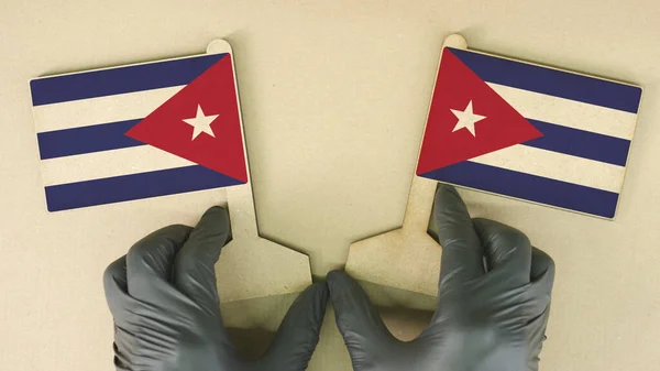 Drapeaux de Cuba en papier recyclé sur la table en carton — Photo
