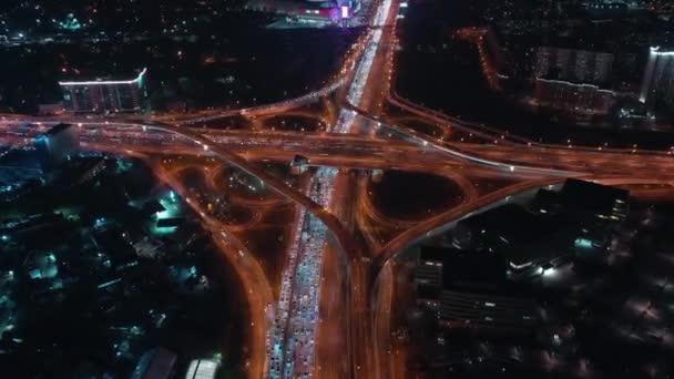 Larga exposición lapso de tiempo aéreo de un ajetreado intercambio de carreteras y atasco de tráfico de hora punta en la noche — Vídeo de stock