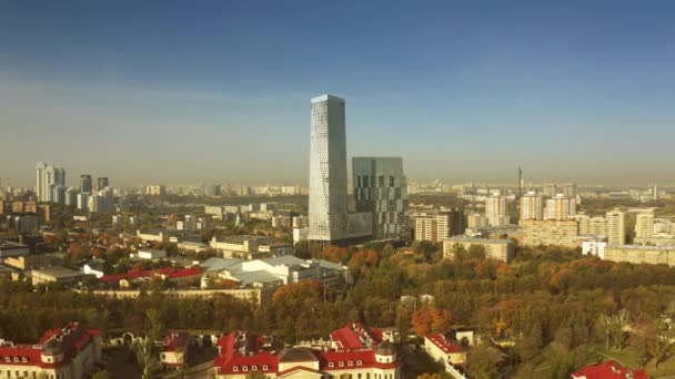 MOSCA, RUSSIA 2 OTTOBRE 2020. Vista aerea dei condomini di lusso in via Mosfilmovskaya — Video Stock